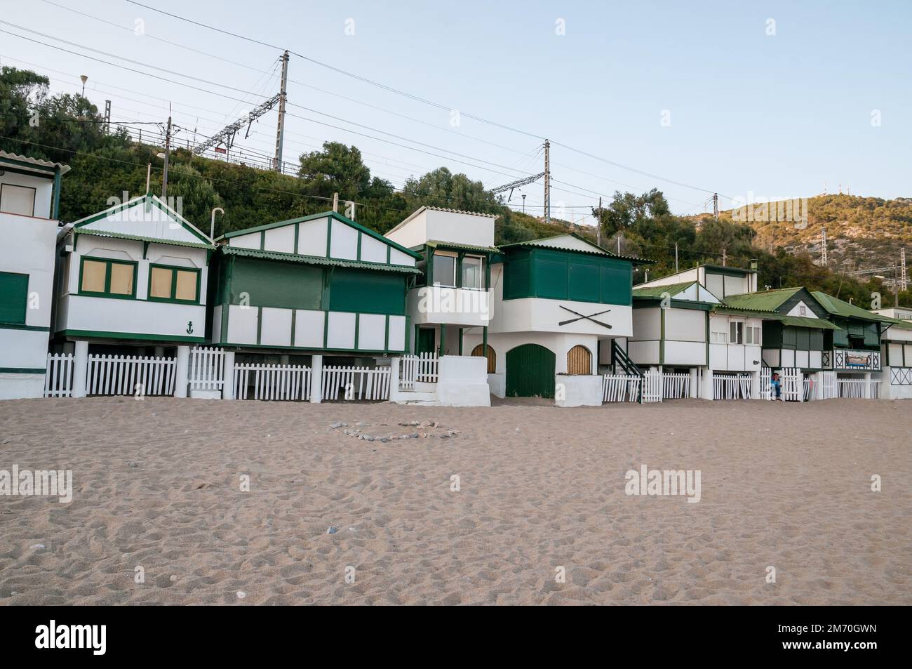 Les Casetes del Garraf, petites maisons vertes et blanches dans le beah, Garraf, Barcelone, Catalogne, Espagne Banque D'Images