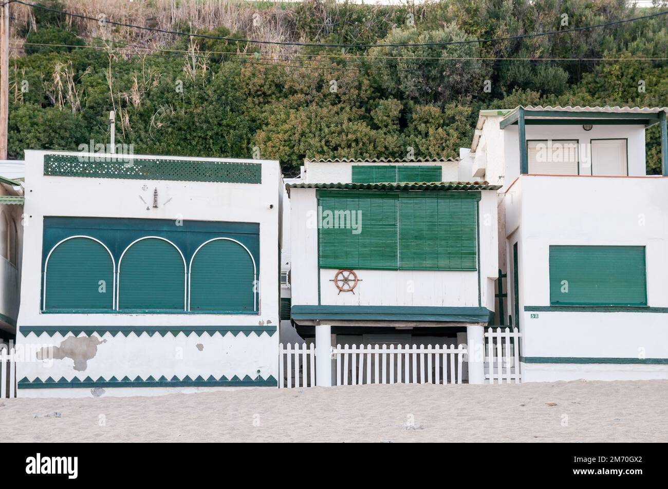 Les Casetes del Garraf, petites maisons vertes et blanches dans le beah, Garraf, Barcelone, Catalogne, Espagne Banque D'Images