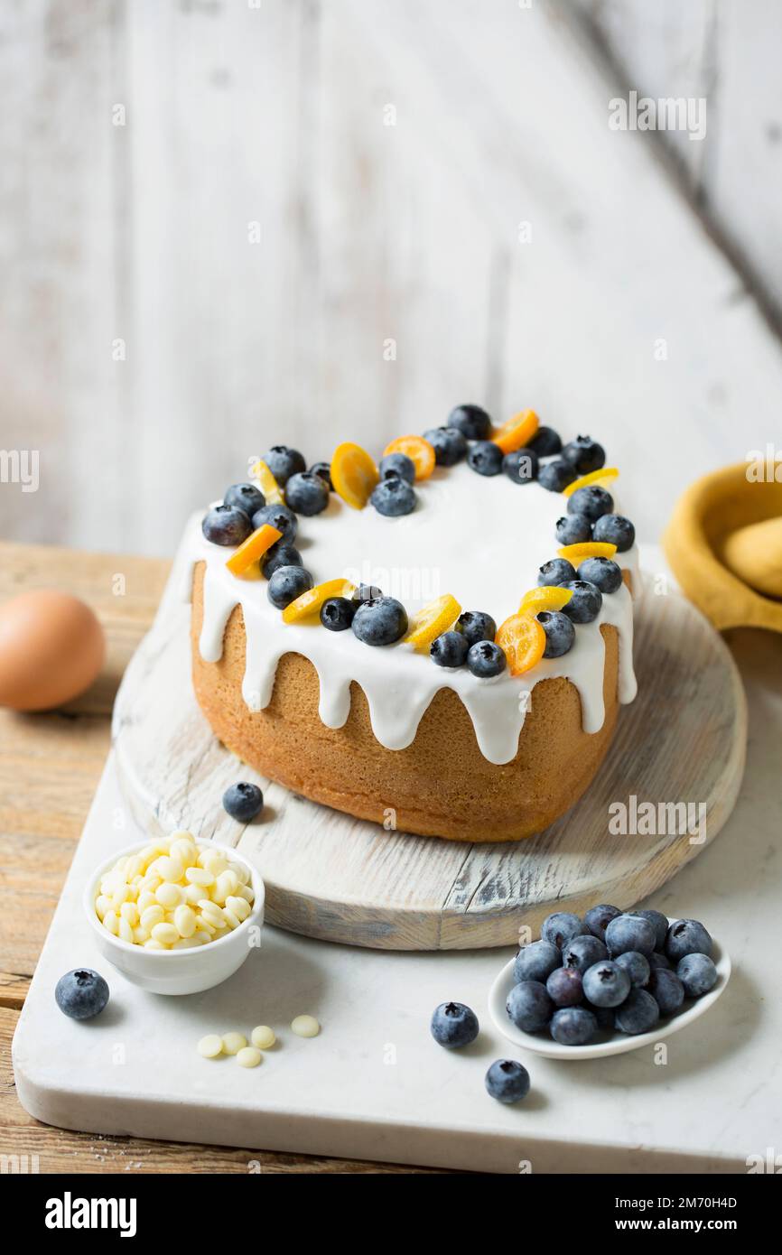 Gâteau de coeur. Génoise décorée de fruits et de ciing. Banque D'Images