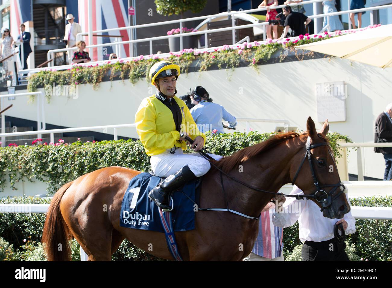 Ascot, Berkshire, Royaume-Uni. 6th août 2022. Le cheval Supagirl est monté par le jockey Christophe Lemaire après le tournoi Dubai Duty Free Shergar Cup Classic à l'hippodrome d'Ascot. Crédit : Maureen McLean/Alay Banque D'Images