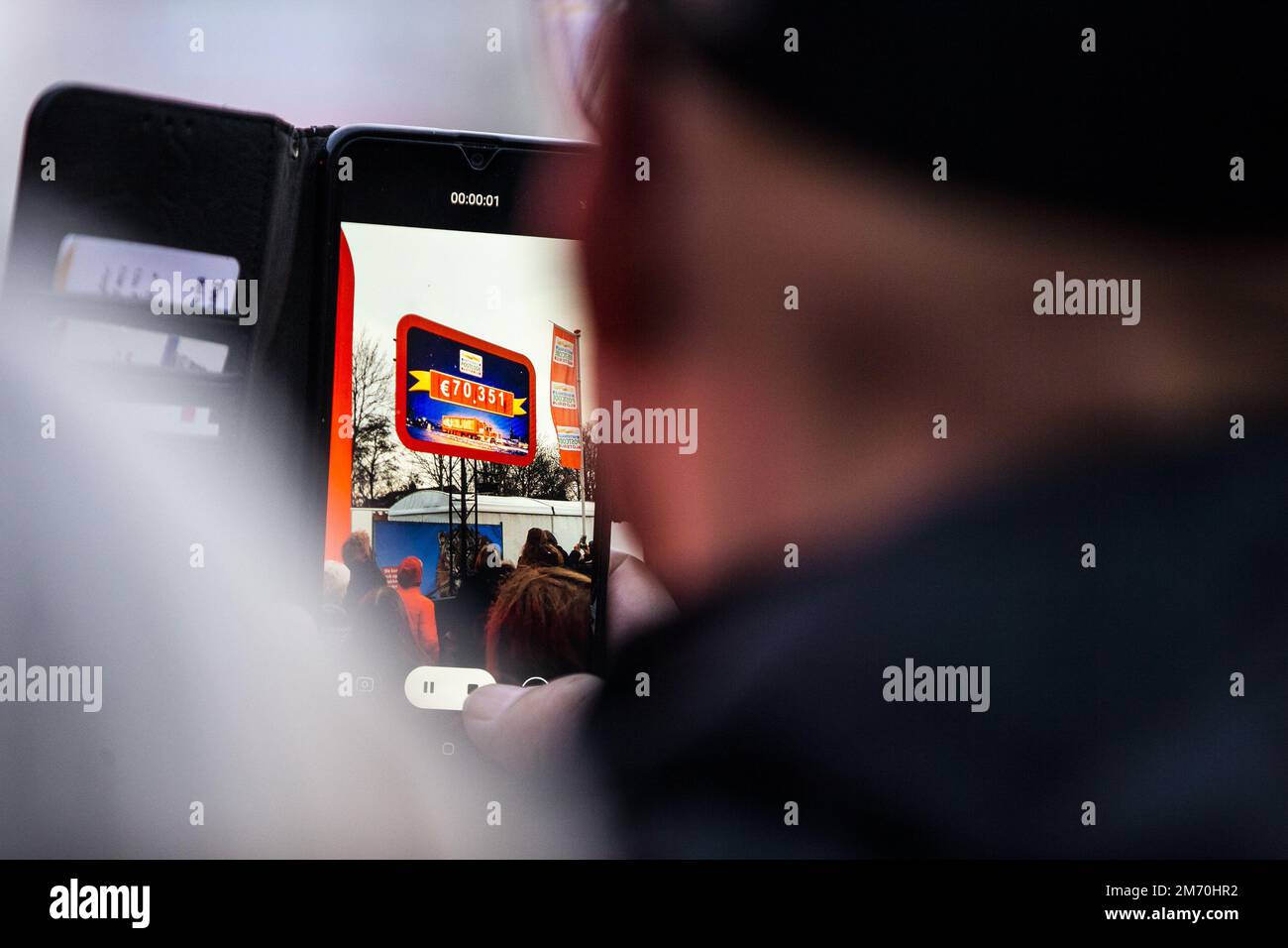 HEEMSKERK - fêtards lors d'une fête de quartier sur le champ de foire derrière la mairie organisée par le Postcode Lottery pour les gagnants du PostcodeKanjer de 58,9 millions d'euros, au code postal 1961 GB à Heemskerk. ANP EVA PLEVIER pays-bas sortie - belgique sortie Banque D'Images