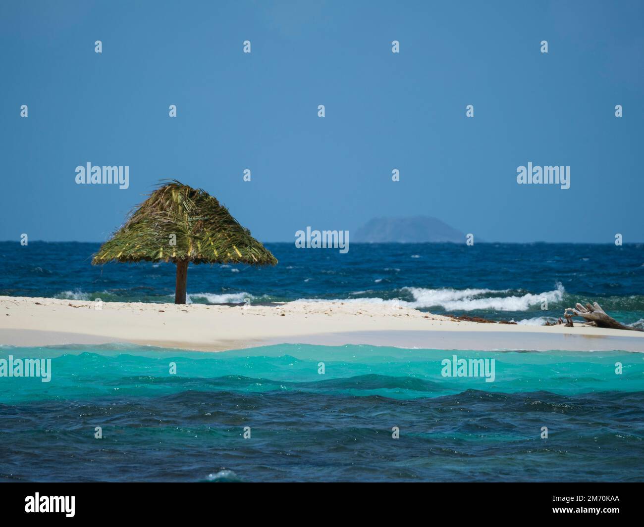 L'île de Parapluie, un îlot de récif près du petit Saint Vincent dans les Grenadines populaire pour les touristes à visiter en petit bateau. Banque D'Images