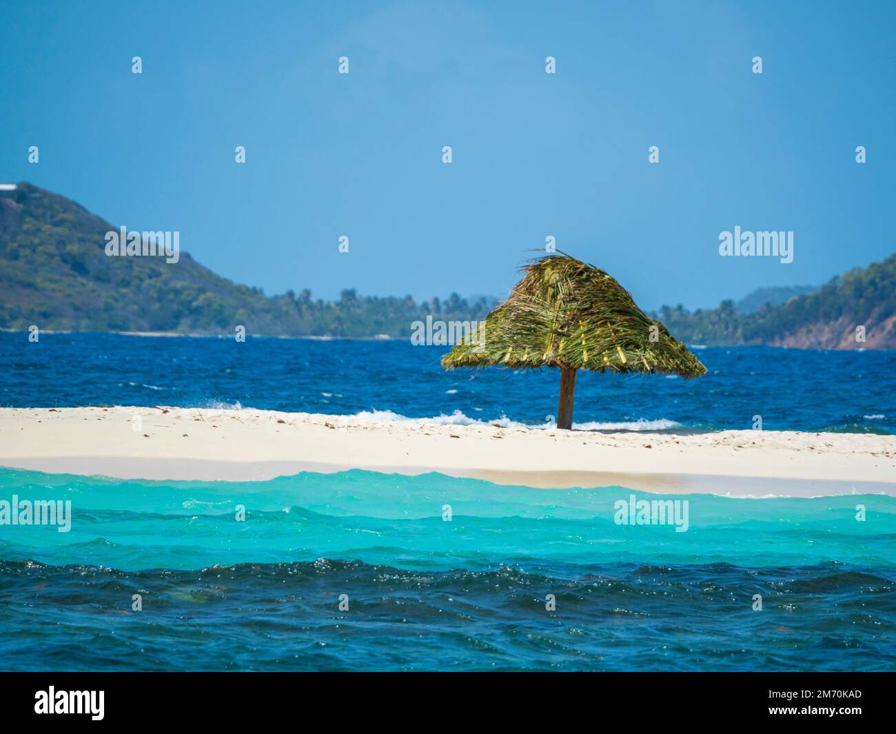 L'île de Parapluie, un îlot de récif près du petit Saint Vincent dans les Grenadines populaire pour les touristes à visiter en petit bateau. Banque D'Images