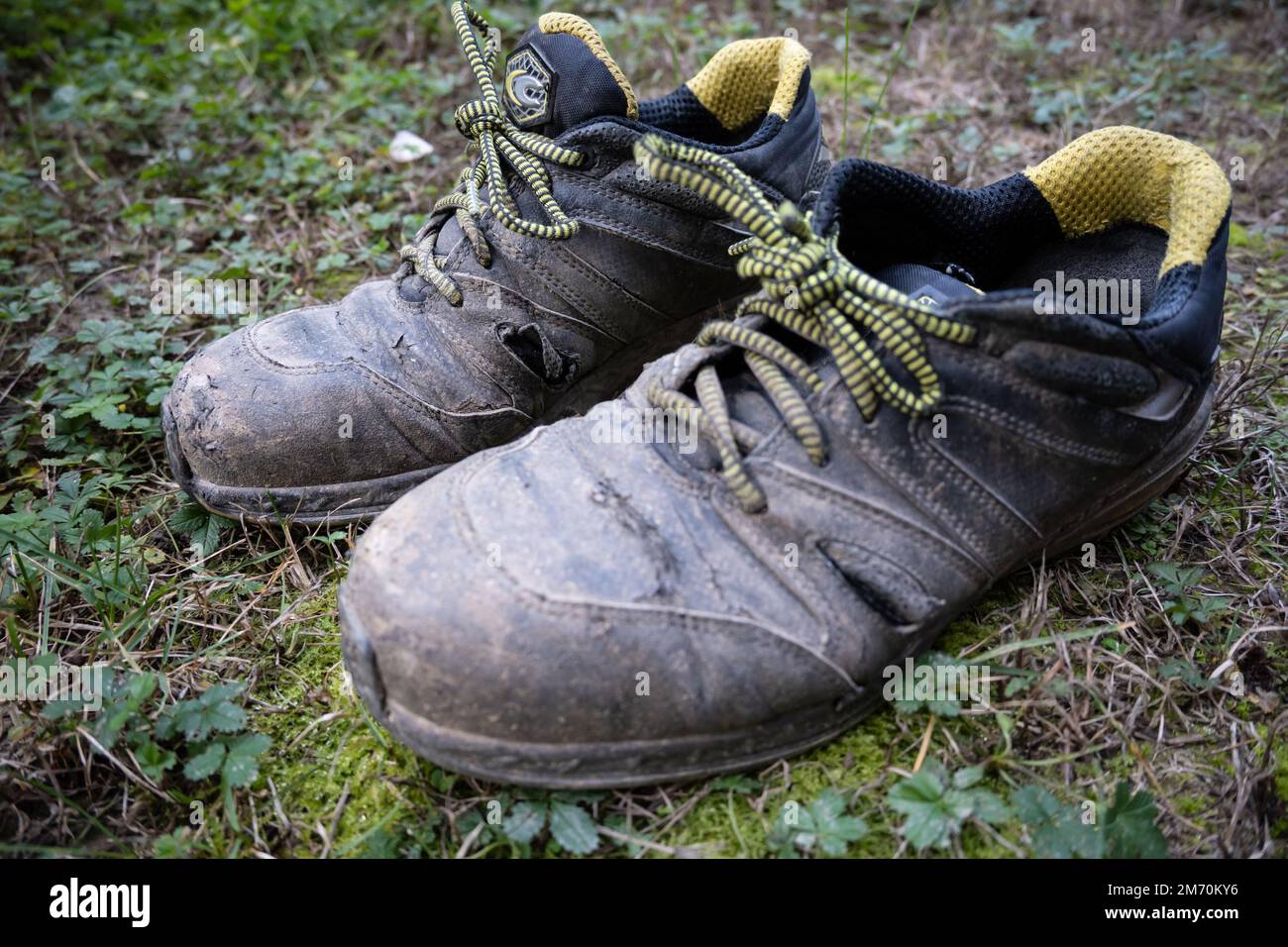 Les vieilles chaussures de travail de sécurité sont usées par les travaux  difficiles dans les champs Photo Stock - Alamy