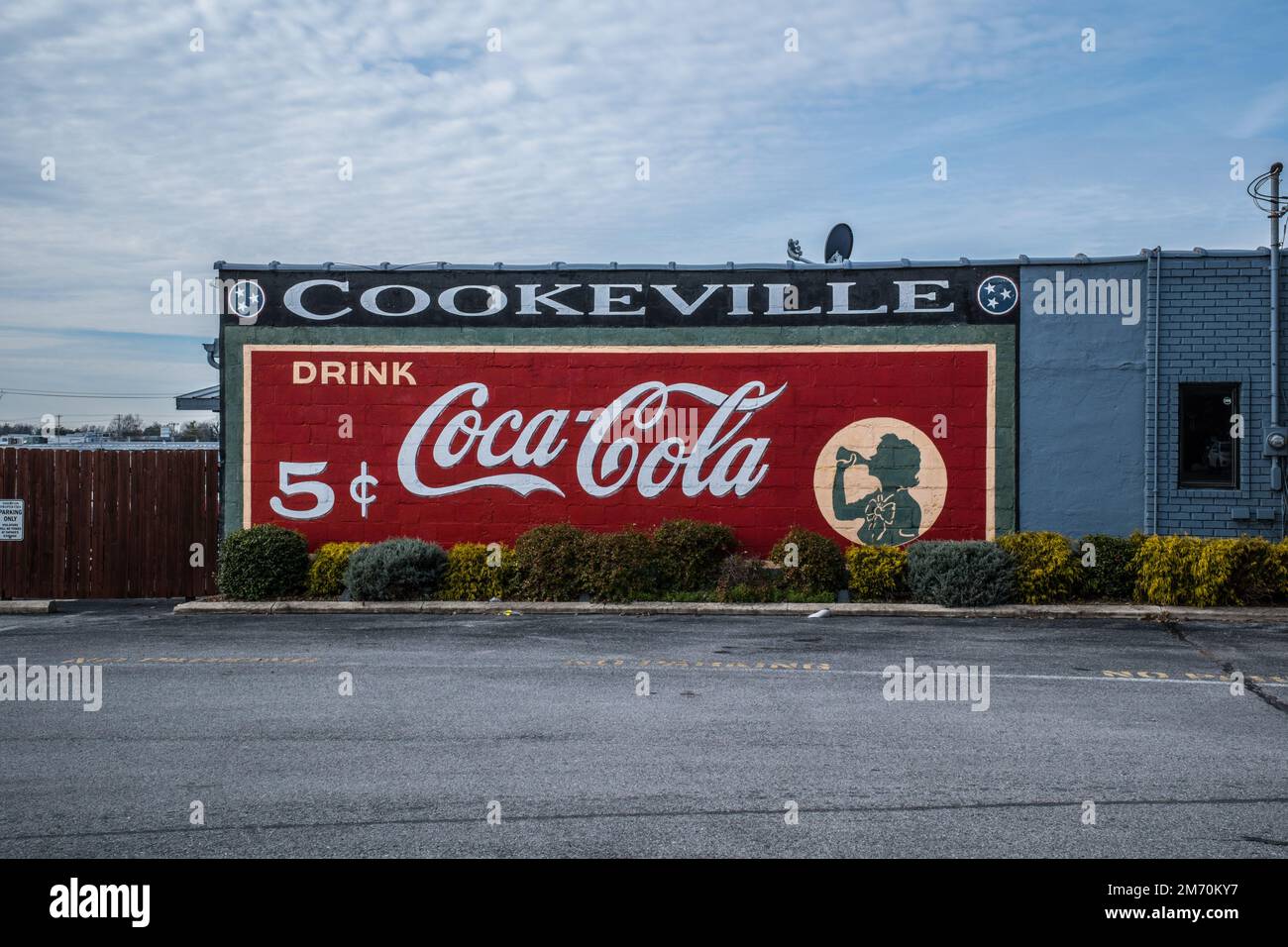 Ancienne affiche publicitaire de Coca-Cola fraîchement peinte sur tout le côté d'un bâtiment dans le centre-ville de Cookeville, Tennessee Banque D'Images