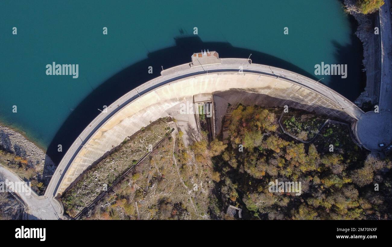 Barrage du lac Plastira, automne, vue aérienne des drones, Karditsa, Thessalie, Grèce Banque D'Images