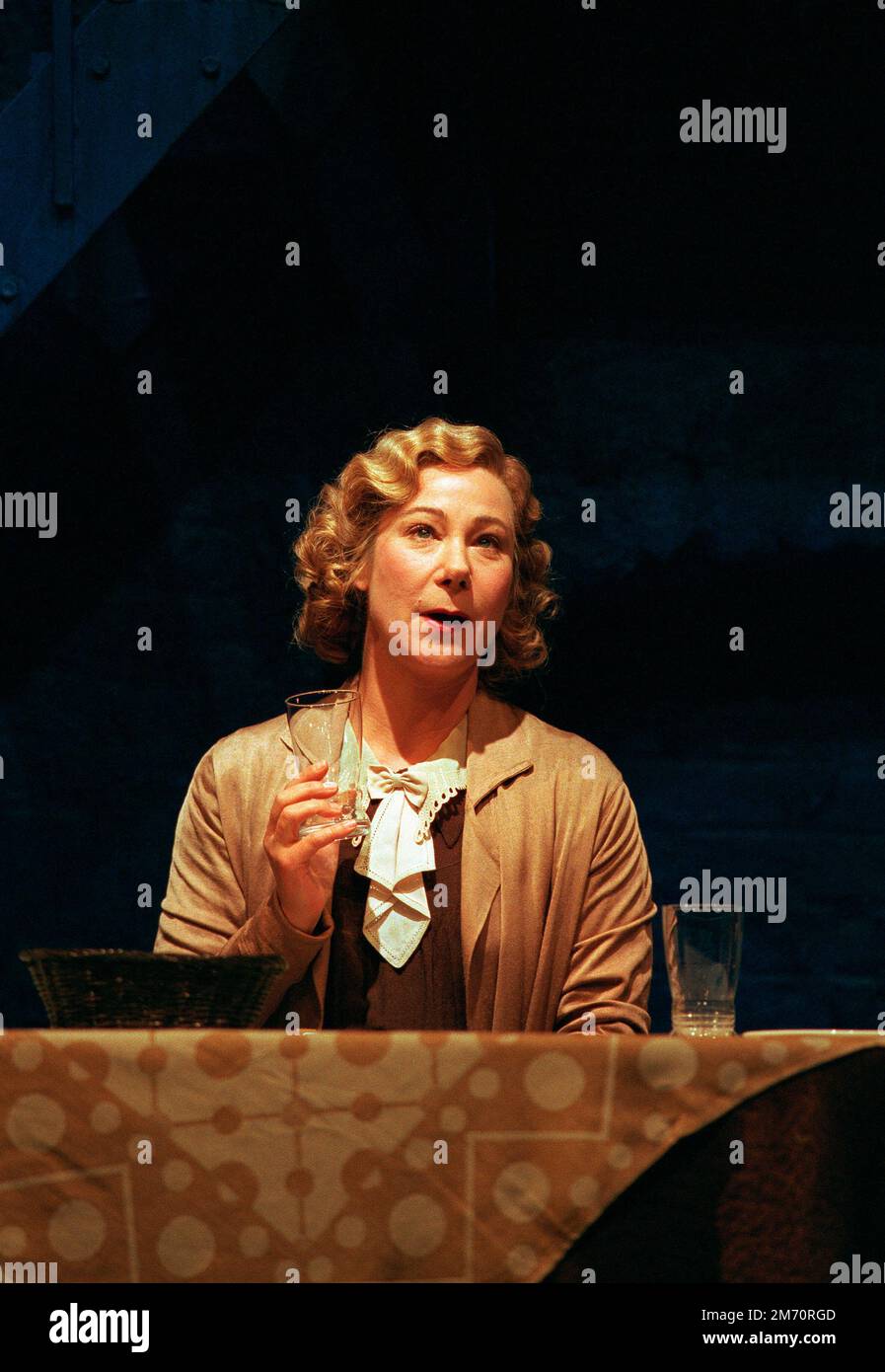 Zoe Wanamaker (Amanda Wingfield) dans LA MÉNAGERIE DE VERRE de Tennessee Williams à l'entrepôt de Donmar 13/09/1995 conception: Rob Howell éclairage: David Hersey réalisateur: Sam Mendes Banque D'Images