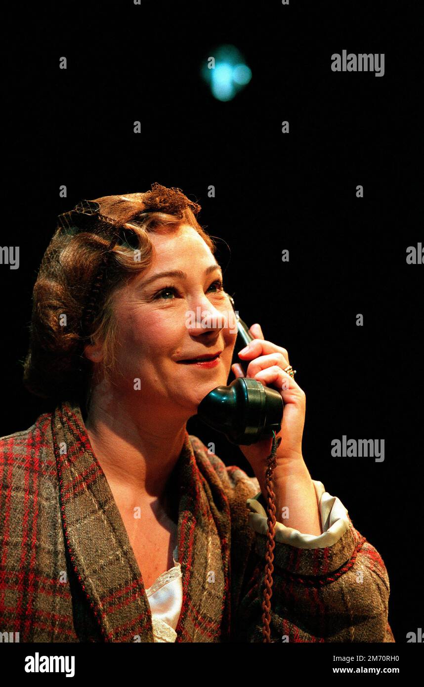 Zoe Wanamaker (Amanda Wingfield) dans LA MÉNAGERIE DE VERRE de Tennessee Williams à l'entrepôt de Donmar 13/09/1995 conception: Rob Howell éclairage: David Hersey réalisateur: Sam Mendes Banque D'Images