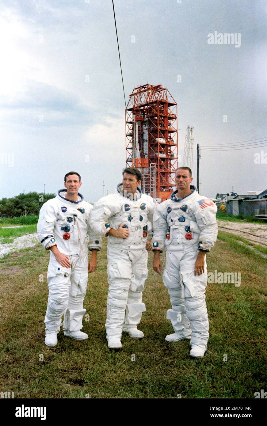 Cape Canaveral, États-Unis. 09th septembre 1968. NASA Apollo 7 les astronautes d'équipage de premier plan posent dans leurs combinaisons spatiales par le complexe de lancement 24 au Centre spatial Kennedy, à 9 septembre 1968, au Cap Canaveral, en Floride. De gauche à droite sont: Wally Schirra, Dann Eisele, et Walter Cunningham. Credit: Planetpix/Alamy Live News Banque D'Images