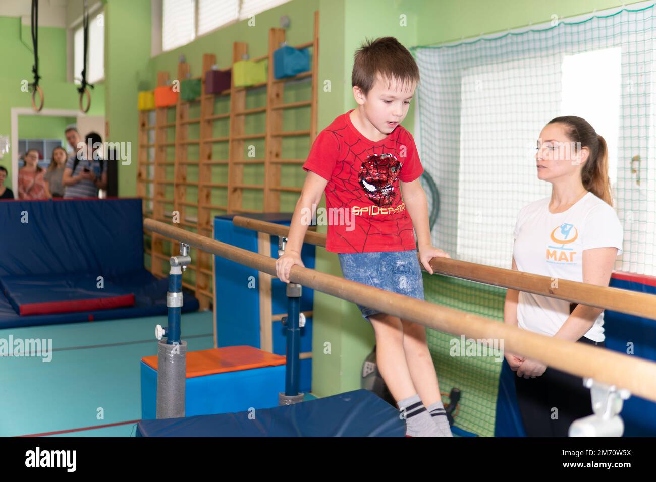 MOSCOU, RUSSIE-DEC 18, 2022: Corps actif Kid force fitness compétition enfant athlète gymnaste gymnastique garçon exercice Banque D'Images
