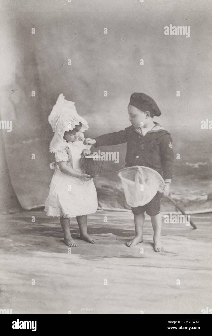 Photographie vintage de la fin du 19th/début du 20th siècle: 1893 - enfants crevettes Banque D'Images