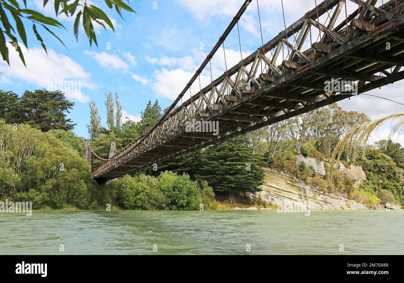 Debout sous le pont suspendu Clifden - Nouvelle-Zélande Banque D'Images