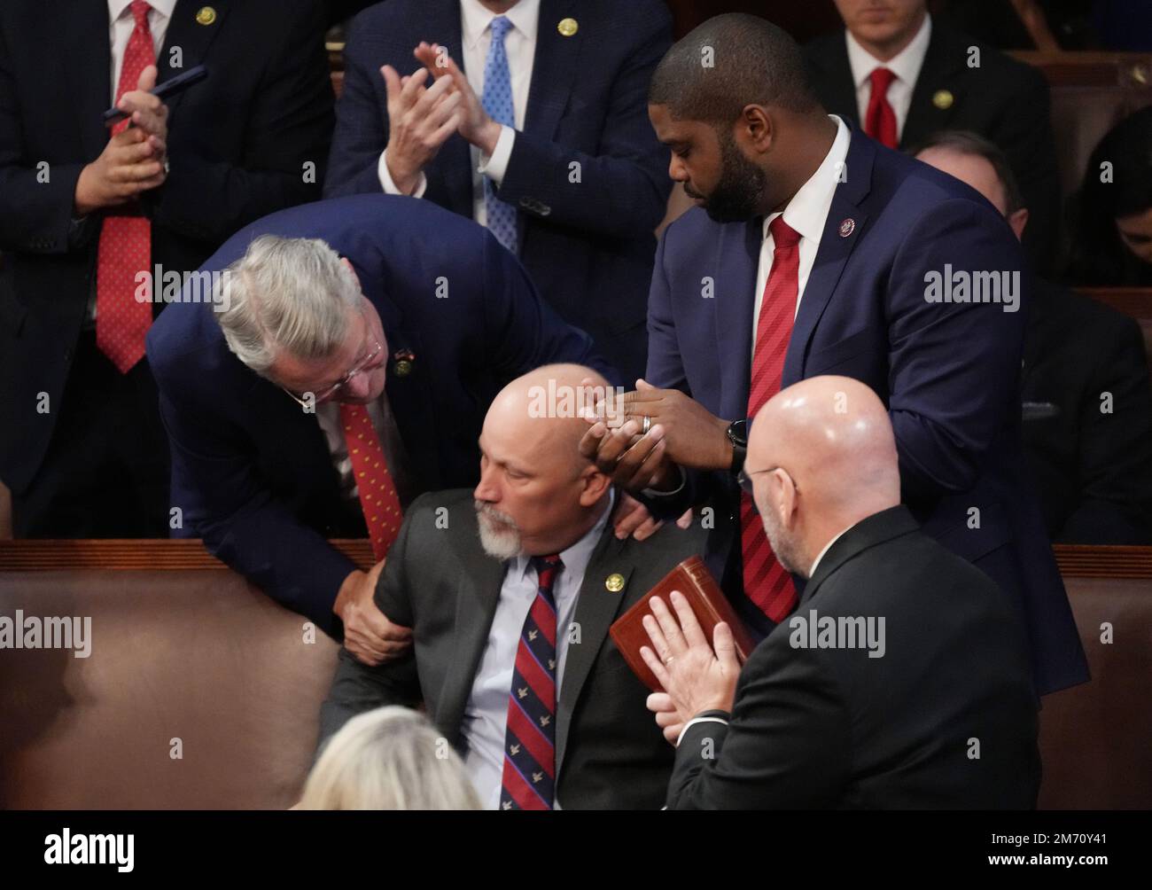 Washington, États-Unis. 06th janvier 2023. Le représentant Chip Roy, R-TX, est félicité après avoir modifié son vote et appuyé le représentant Kevin McCarthy, R-CA, à être président de la Chambre des représentants aux États-Unis Capitole à Washington, DC, vendredi, 6 janvier 2023. Luna avait été l'un des membres républicains du parti qui avait voté contre McCarthy au cours des tours précédents. Photo de Pat Benic/UPI crédit: UPI/Alay Live News Banque D'Images