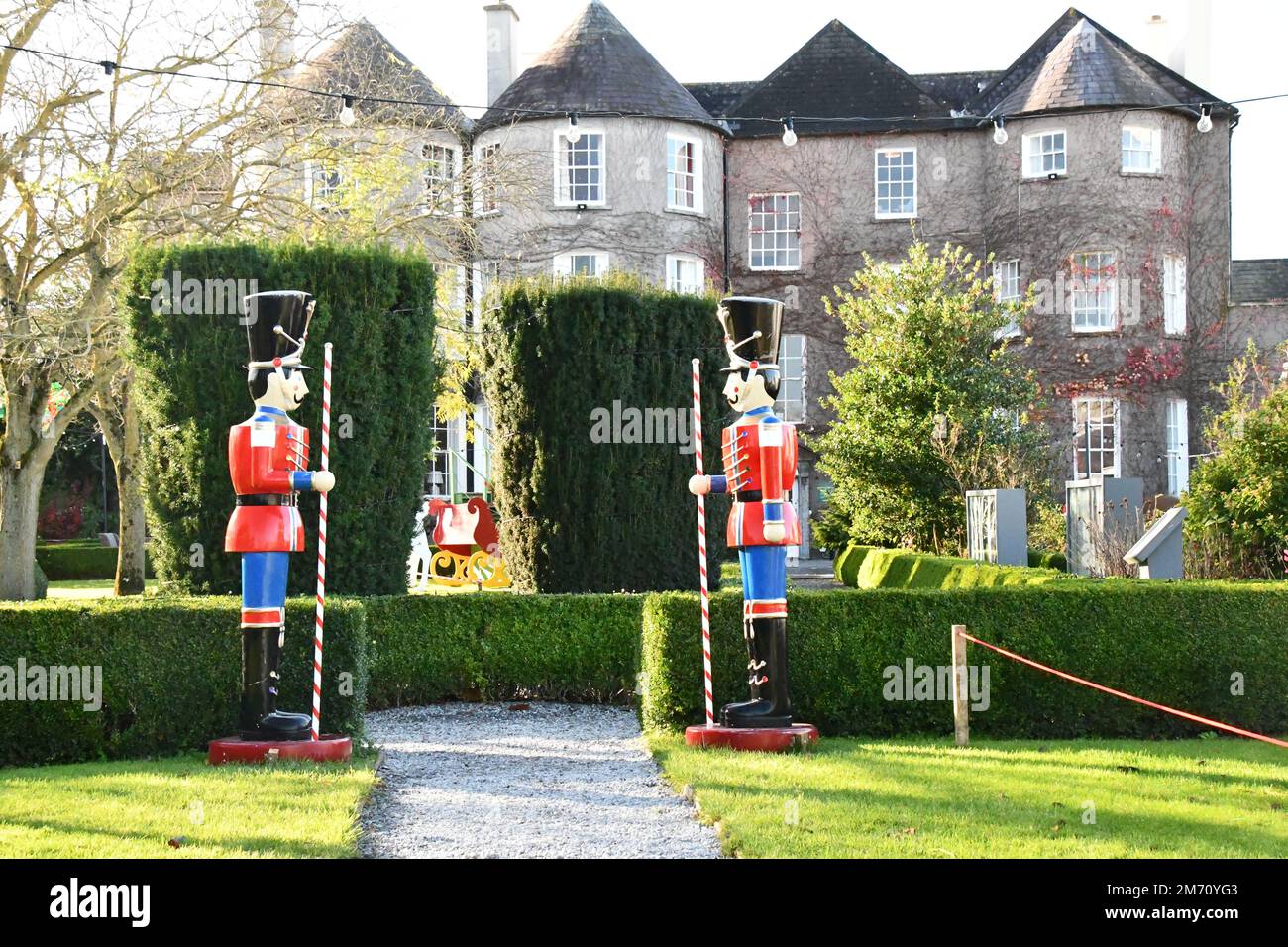 Décorations de Noël dans la maison de maître d'hôtel et les jardins Banque D'Images