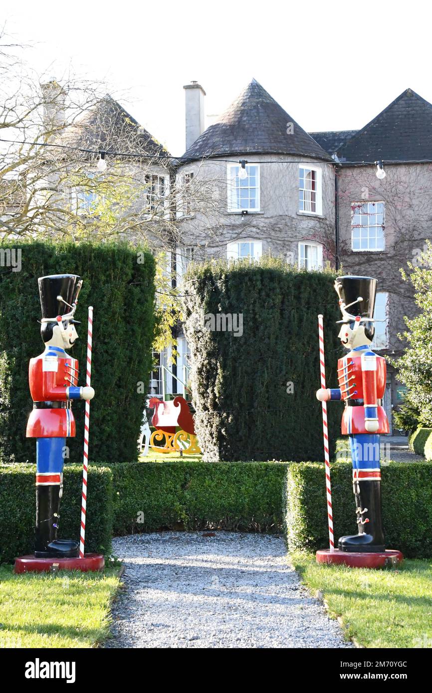 Décorations de Noël dans la maison de maître d'hôtel et les jardins Banque D'Images