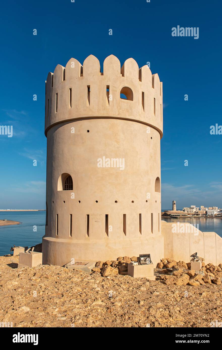 Ancien Watchtower avec phare ion le fond, Al-Ayjah, sur, Oman Banque D'Images