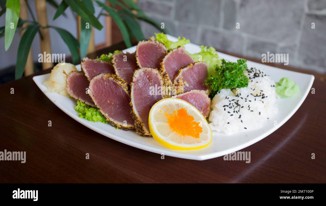 Tatataki de thon de qualité supérieure. Le tatataki est un moyen de préparer du poisson ou de la viande dans la cuisine japonaise Banque D'Images