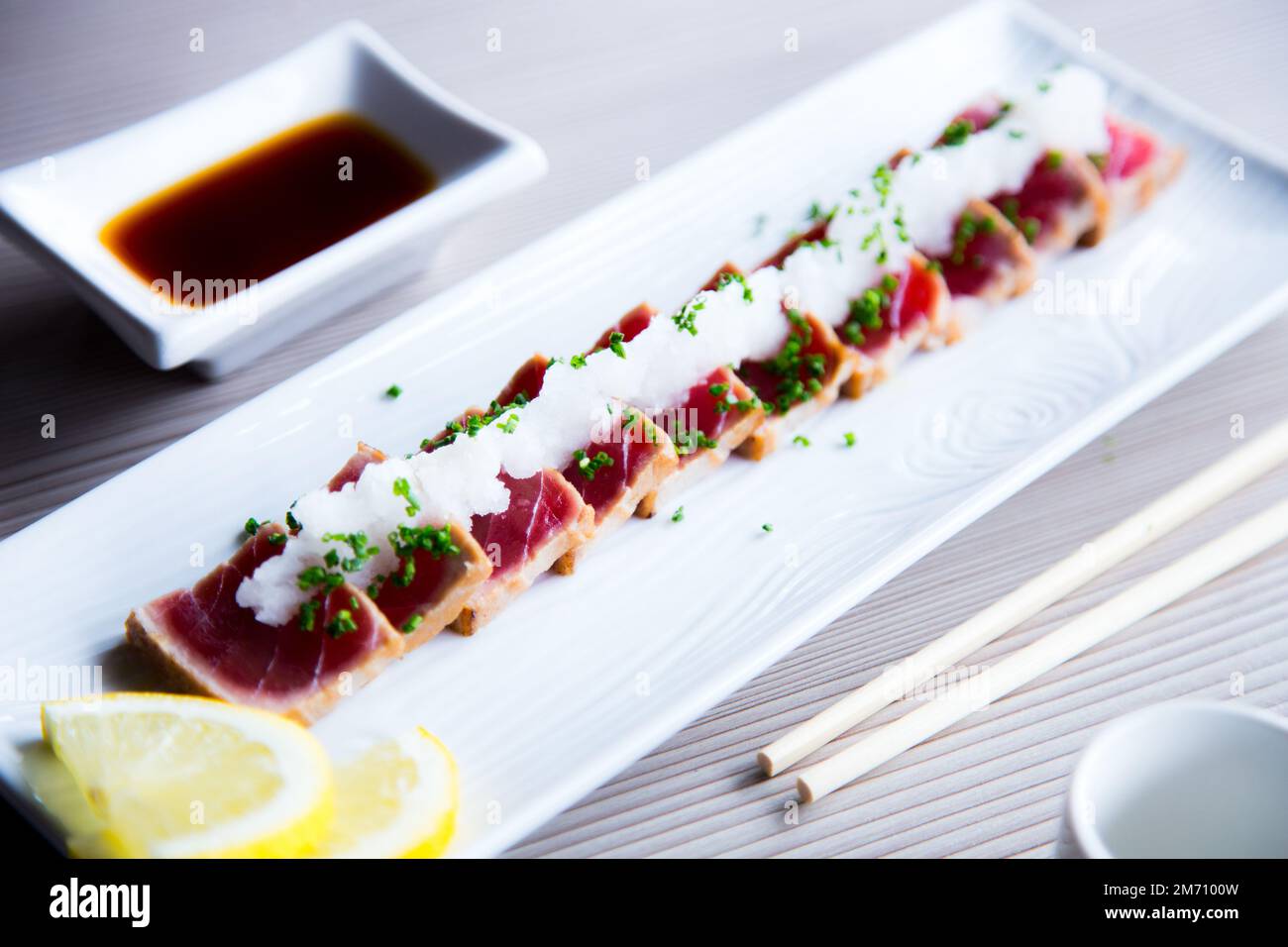 Tatataki de thon de qualité supérieure. Le tatataki est un moyen de préparer du poisson ou de la viande dans la cuisine japonaise Banque D'Images