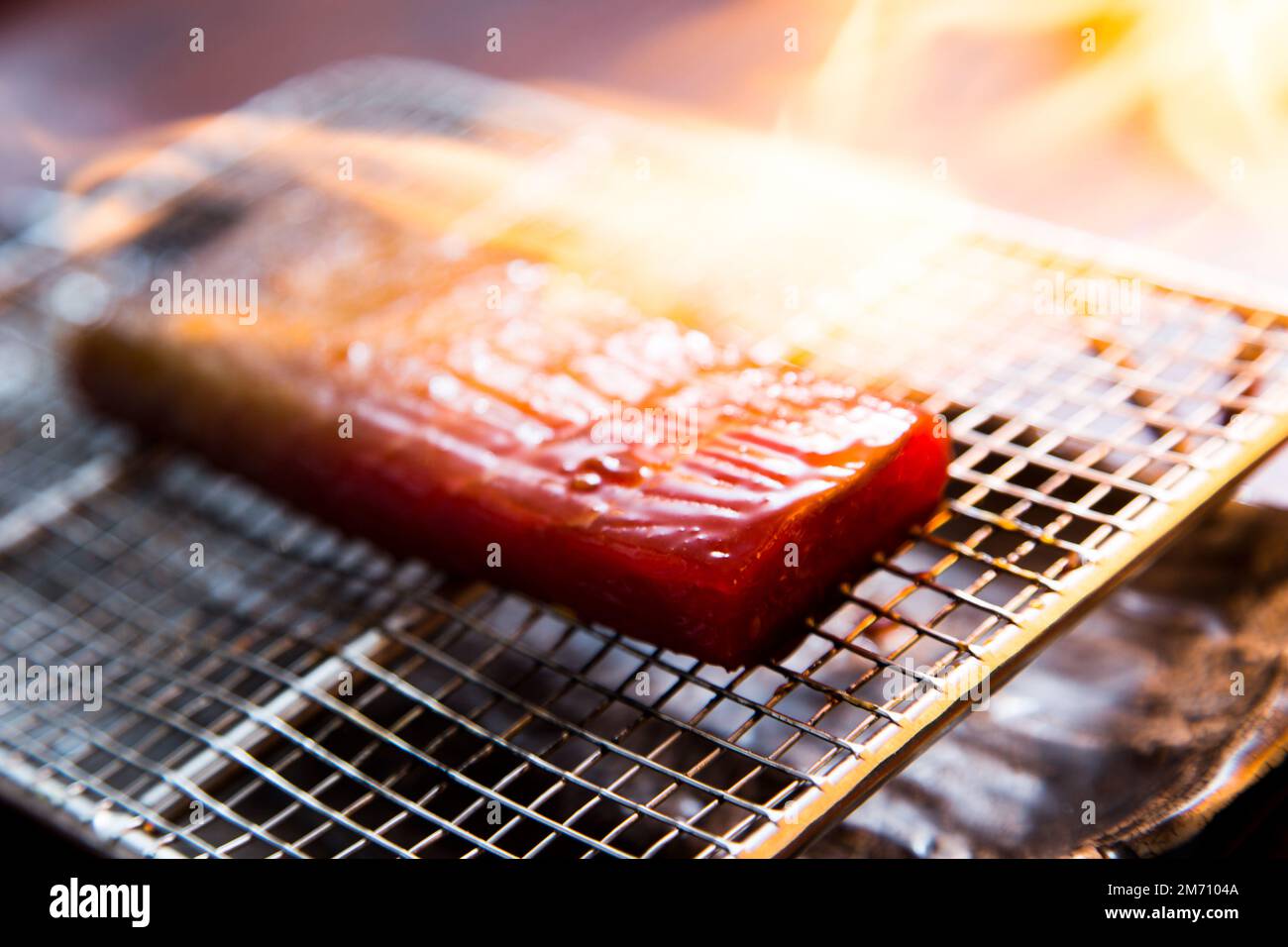 Tatataki de thon de qualité supérieure. Le tatataki est un moyen de préparer du poisson ou de la viande dans la cuisine japonaise Banque D'Images
