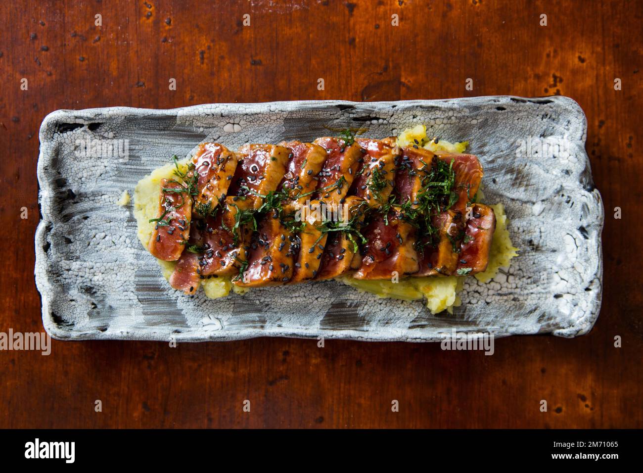 Tatataki de thon de qualité supérieure. Le tatataki est un moyen de préparer du poisson ou de la viande dans la cuisine japonaise Banque D'Images