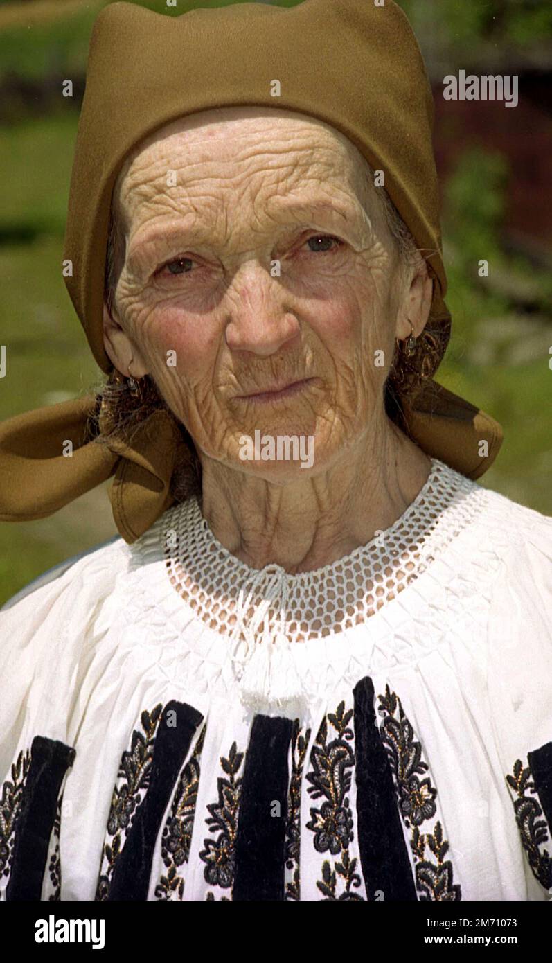 Mures County, Roumanie, environ 2001. Portrait d'une femme locale portant un magnifique chemisier traditionnel cousu à la main. Banque D'Images