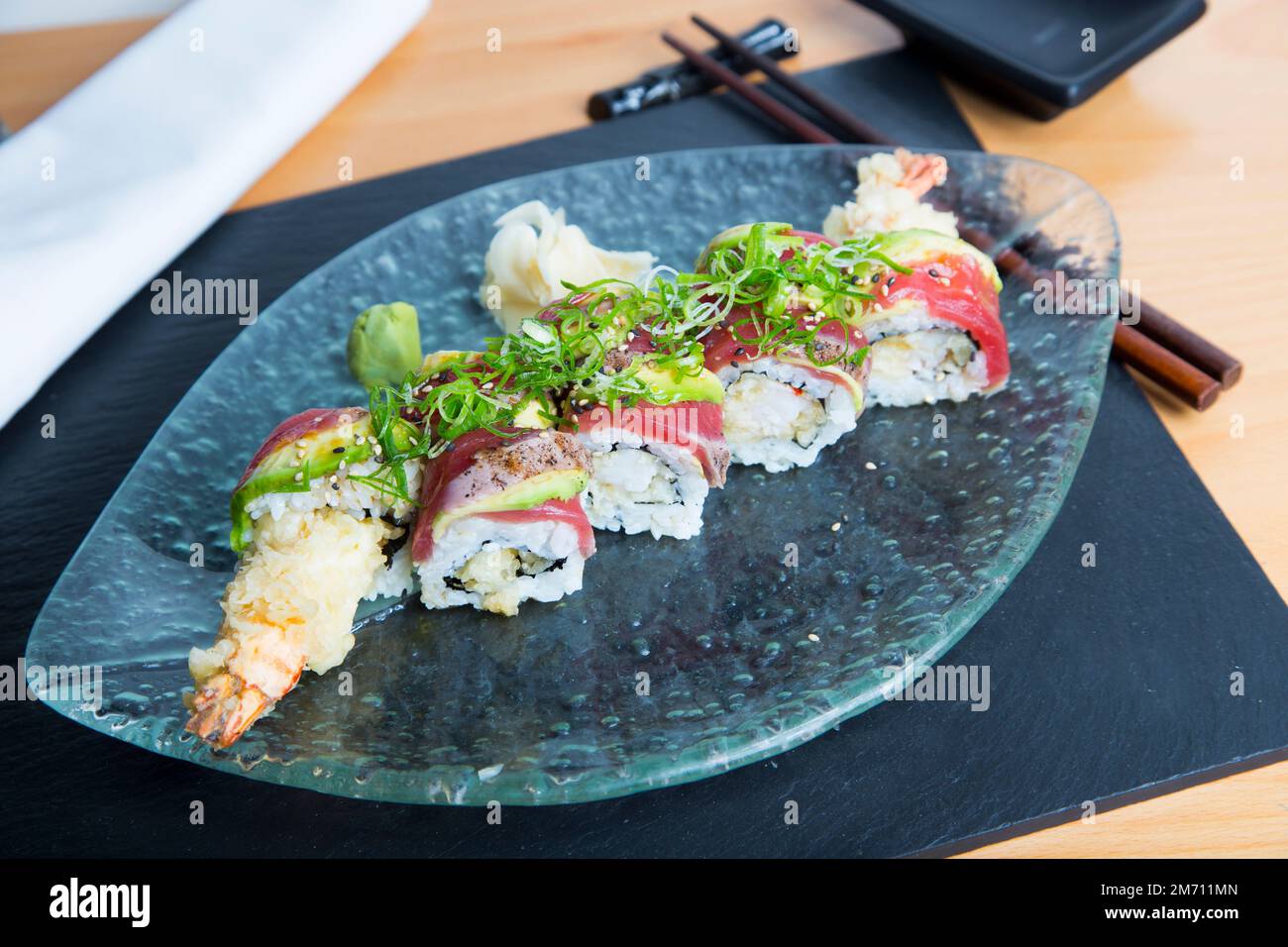 Sushi EBI Uramaki. Riz à sushis combiné à des crevettes de qualité supérieure. Banque D'Images