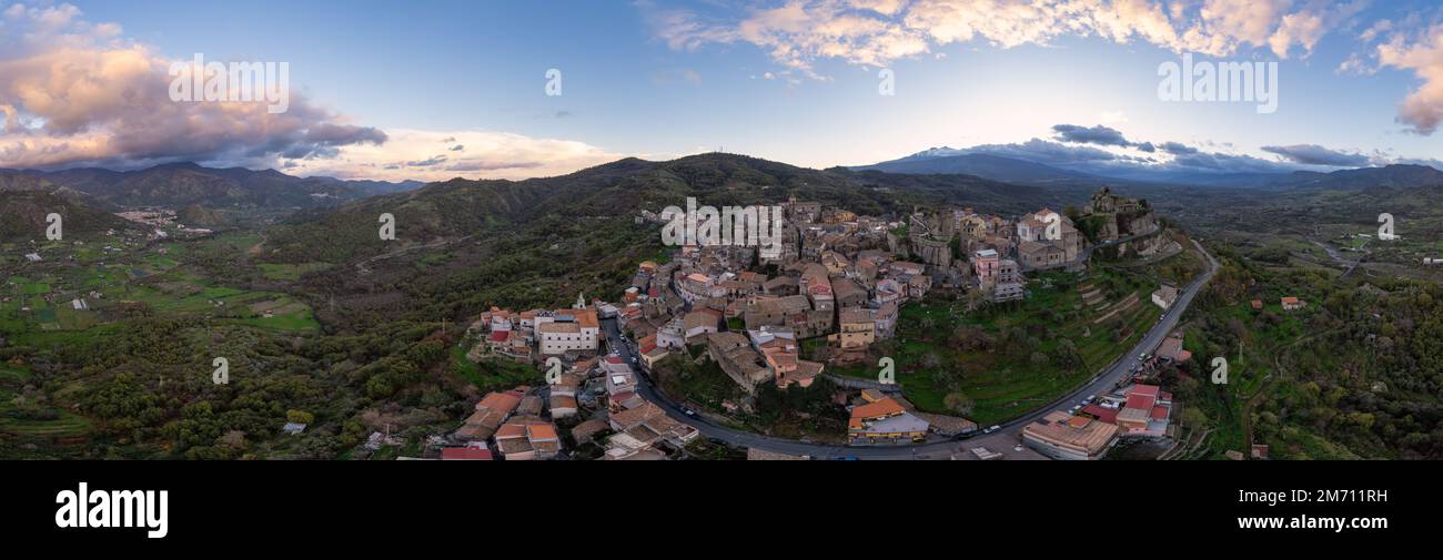 Vue panoramique sur le coucher du soleil du village de Castiglione di Sicilia, Sicile, Italie - Drone photographie Banque D'Images