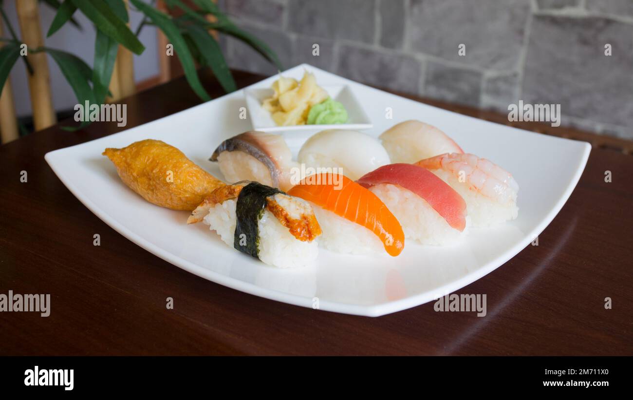 Nigiri sushi ensemble avec différents types de poissons comme le thon et le saumon. Banque D'Images