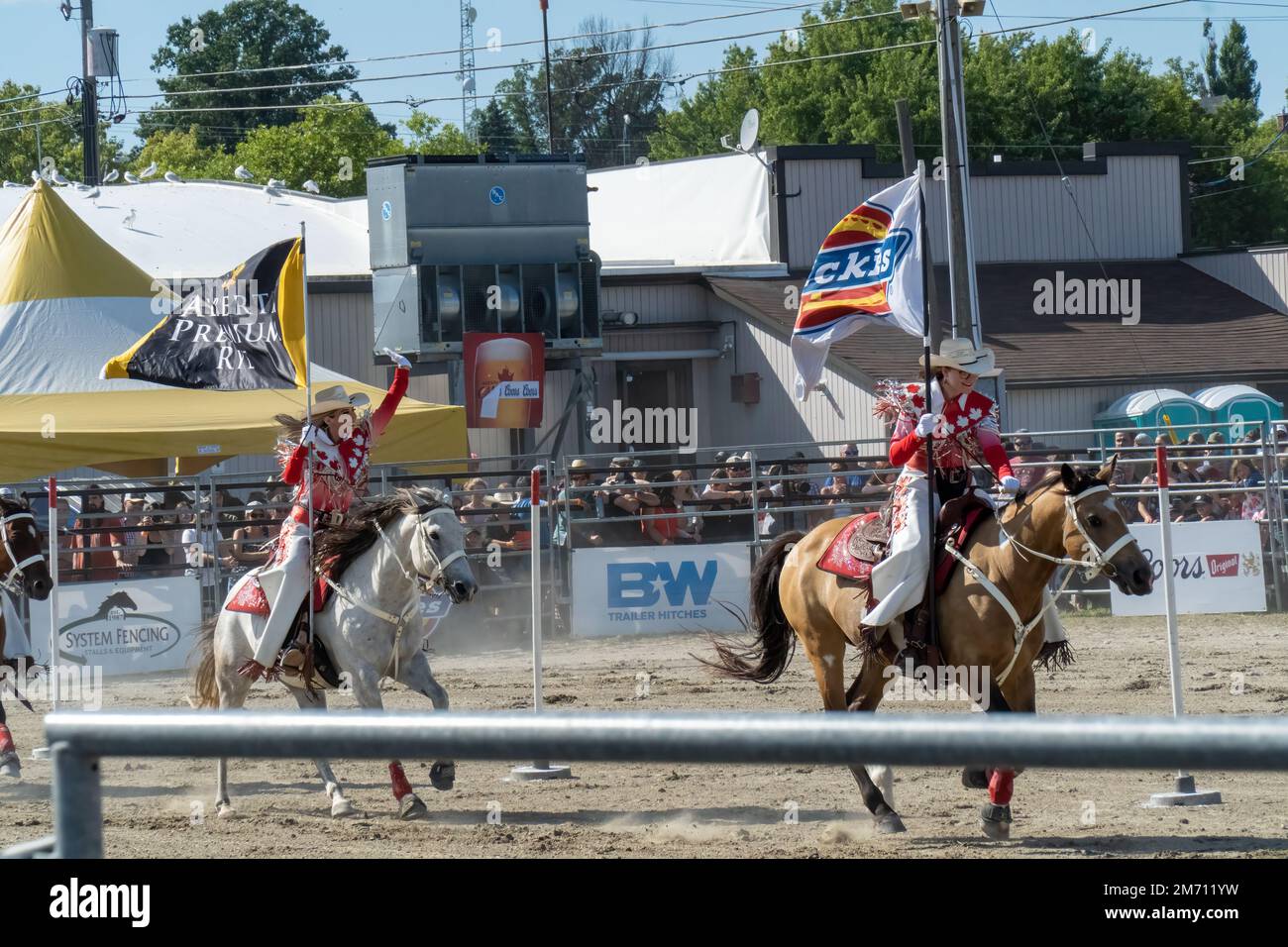 New Liskeard, Ontario, Canada - 13 août 2022 : les Cowgirls canadiens qui se déroulent au rodéo RAM à New Liskeard, Ontario. Banque D'Images