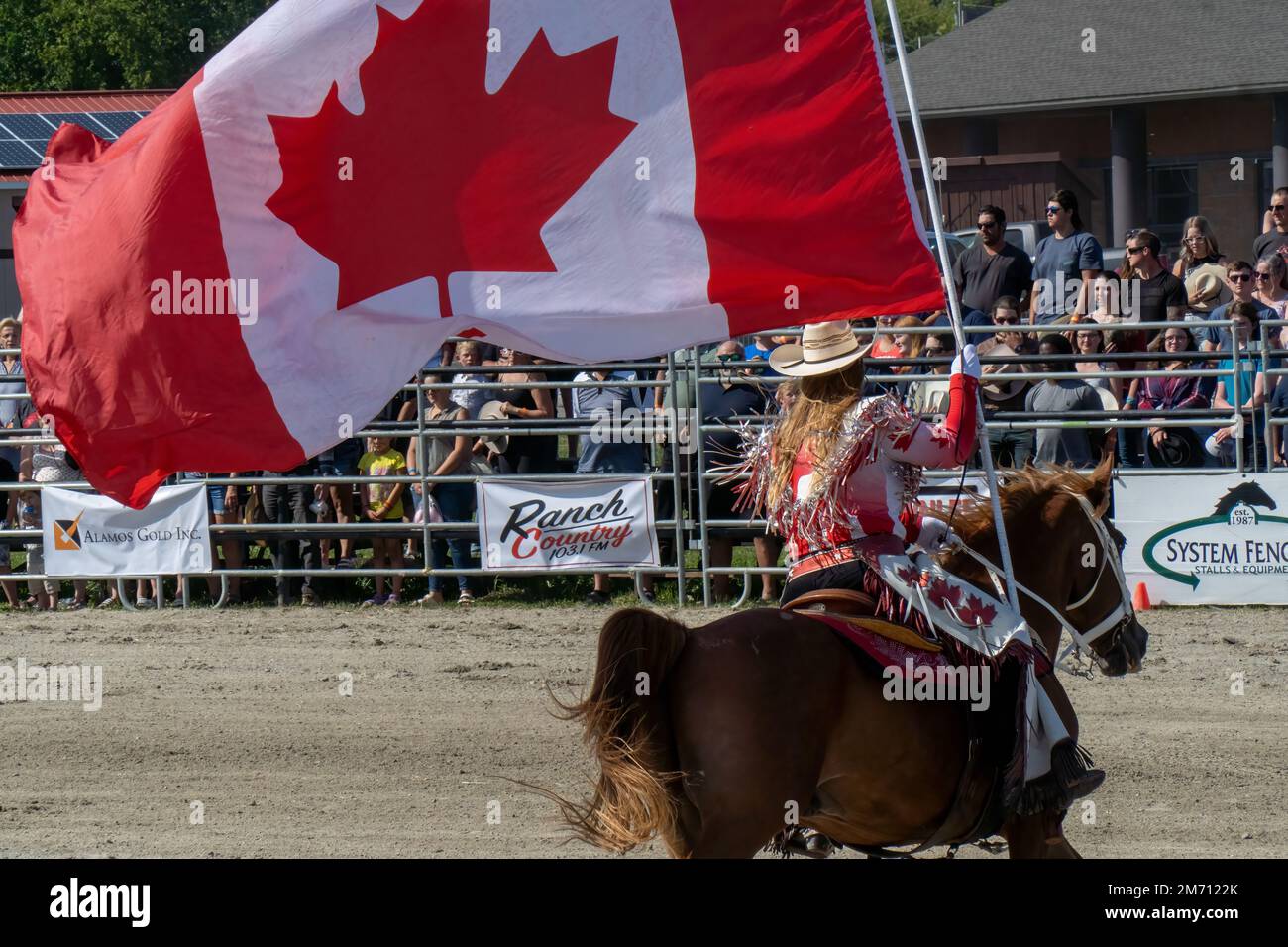 New Liskeard, Ontario, Canada - 13 août 2022 : Un Cowgirl canadien qui se produit au rodéo RAM de New Liskeard, Ontario. Banque D'Images