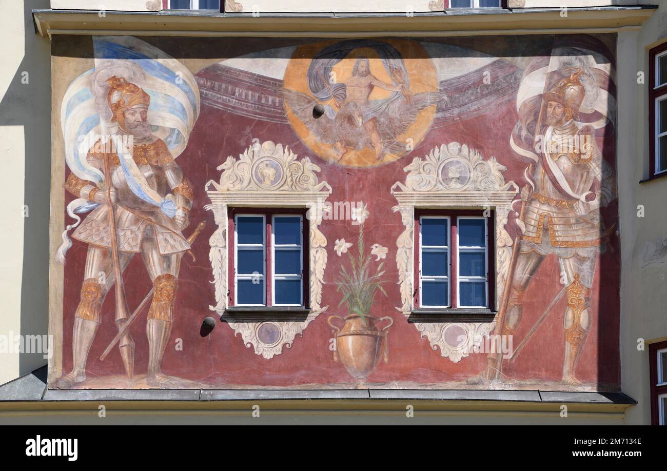 Fresque médiévale de gardes de coutres avec les bannières bavaroises et de château amarré et Jupiter sur un aigle, Brucktor, château amarré Am Inn, haute-Bavière Banque D'Images