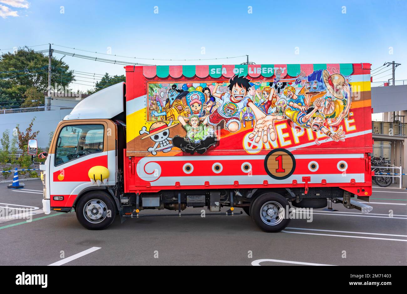 saitama, kawaguchi - sep 29 2022: Camion à plateau avec une cargaison décorée d'un emballage en vinyle illustration des personnages de la manga japonaise et anime seri Banque D'Images