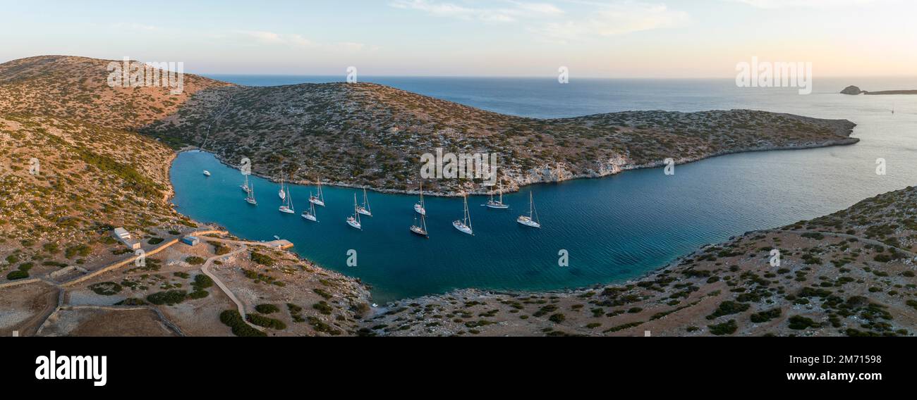 Voiliers sur l'île de Levitha, Mer Egéé du Sud, Grèce Banque D'Images