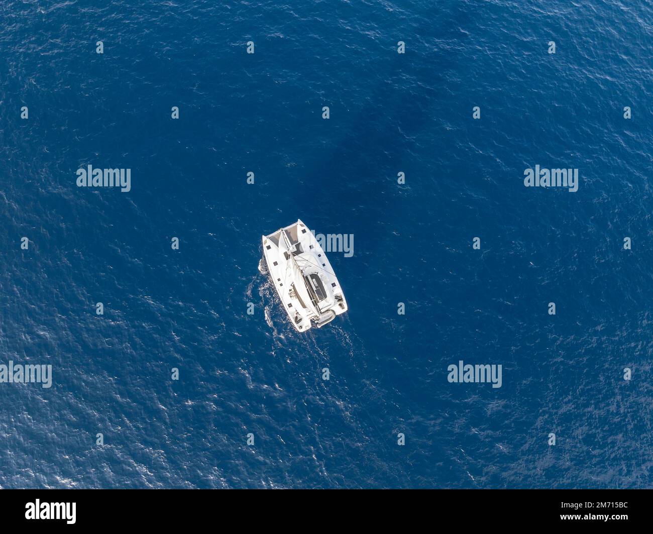 Catamaran à voile en pleine voile, voile sur la mer, sud de la mer Egée, Grèce Banque D'Images