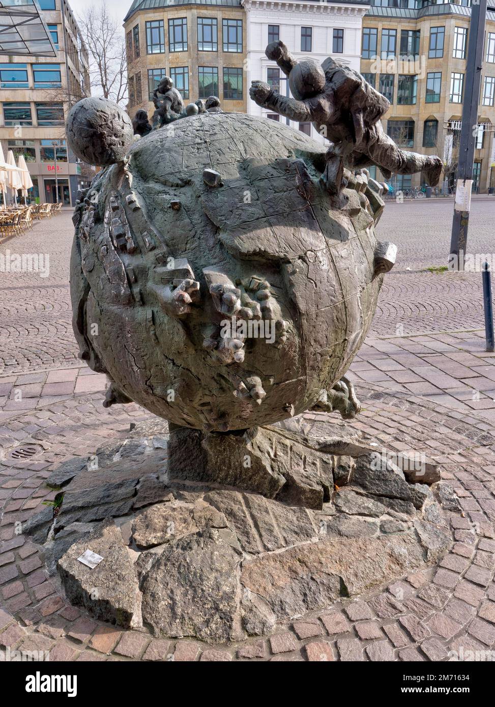Sculpture en bronze (sculpture en bronze) notre planète sur Domshofplatz, ville hanséatique libre de Brême, Brême, Allemagne Banque D'Images