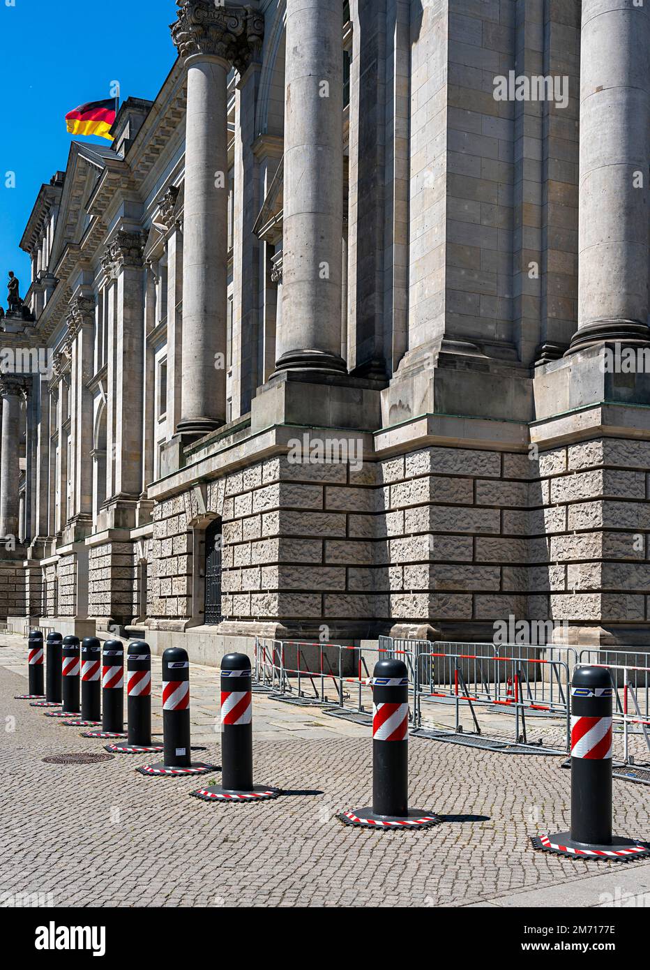 Bollards de sécurité sur l'aile ouest du bâtiment Reichstag, Berlin, Allemagne Banque D'Images