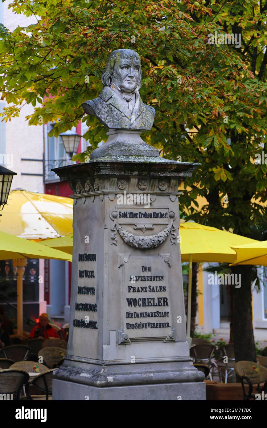 Buste en pierre de Franz Sales Wocheler, sculpture, monument sur Muensterplatz, Ueberlingen am Bodensee, Bade-Wurtemberg, Allemagne Banque D'Images