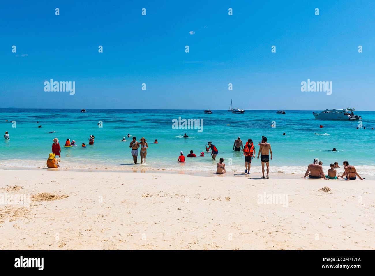 Touristes sur une plage de sable blanc et de l'eau turquoise, Koh Rok, Mu Ko Lanta National Park, Thaïlande Banque D'Images