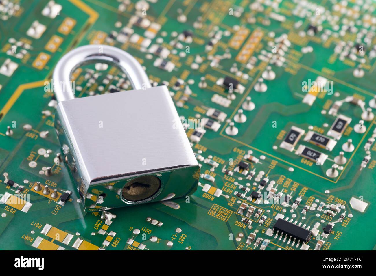 Concept de sécurité informatique. Cadenas argenté sur la carte électronique verte Banque D'Images