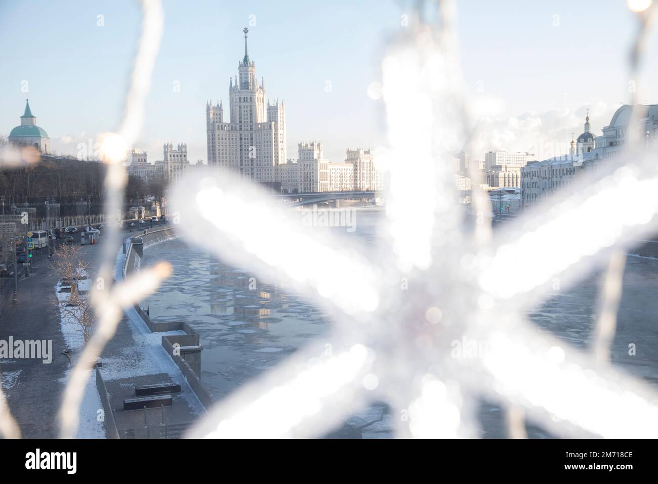 Moscou, Russie. 6th janvier 2023. Vue sur le bâtiment du remblai Kotelnicheskaya dans le centre-ville de Moscou depuis le pont flottant par temps froid, Russie. La température à Moscou a chuté à -22°C (-7,6°F). Nikolay Vinokurov/Alay Live News Banque D'Images