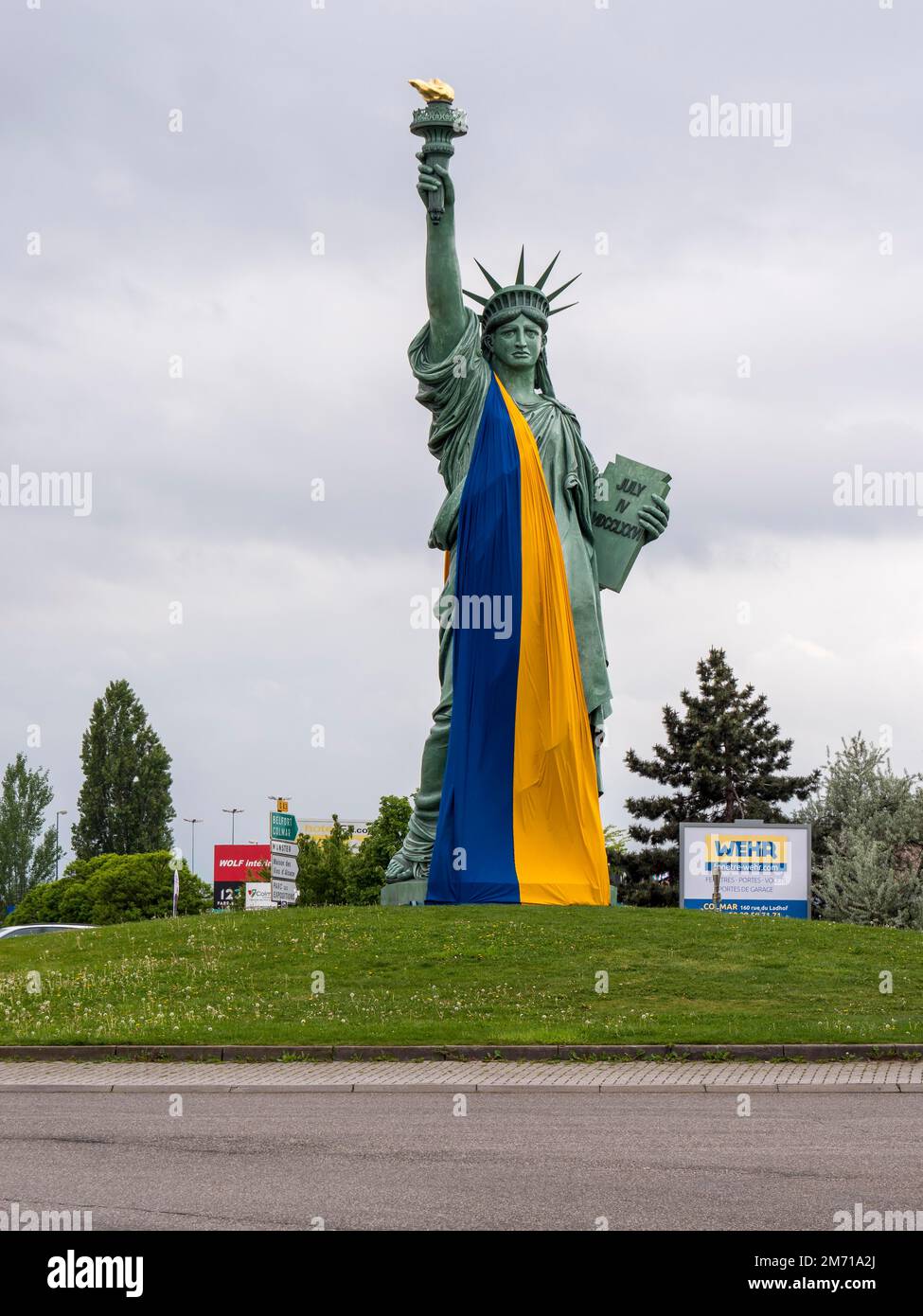Createur De La Statue De La Liberte Réplique de 12 mètres de haut de la Statue de la liberté par l'artiste G.  Roche d'après Frédéric Auguste Bartholdi, créateur de la statue avec le  drapeau ukrainien Photo Stock - Alamy