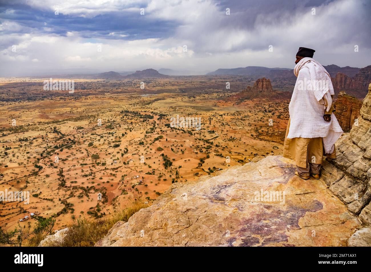 Monk regarde l'église monolithique Daniel Korkor à Tigray en Éthiopie Banque D'Images