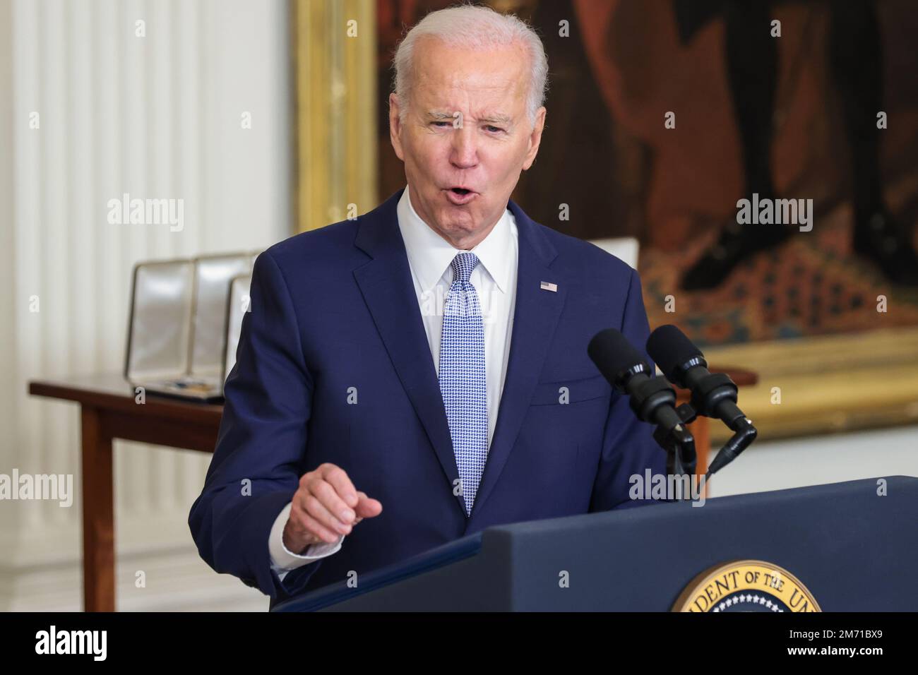 Le président Joe Biden fête le deux ans de l'insurrection de 6 janvier lors d'une cérémonie dans la salle est de la Maison Blanche à Washington, DC, le 6 janvier 2023. La Médaille des citoyens présidentiels a été décernée à 12 personnes, dont les officiers de police du Capitole Eugene Goodman, Caroline Edwards, Harry Dunn, Brian Sicknick (à titre posthume), le sergent de police du Capitole Aquilino Gonell, l'officier de police du DC Michael Fanone, l'officier de police du Metropolitan police Daniel Hodges, l'ancien commissaire Al Schmidt, le conférencier de l'Arizona House Rusty Bowers, Secrétaire d'État du Michigan, Jocelyn Benson. (Photo d'Oliver Co Banque D'Images