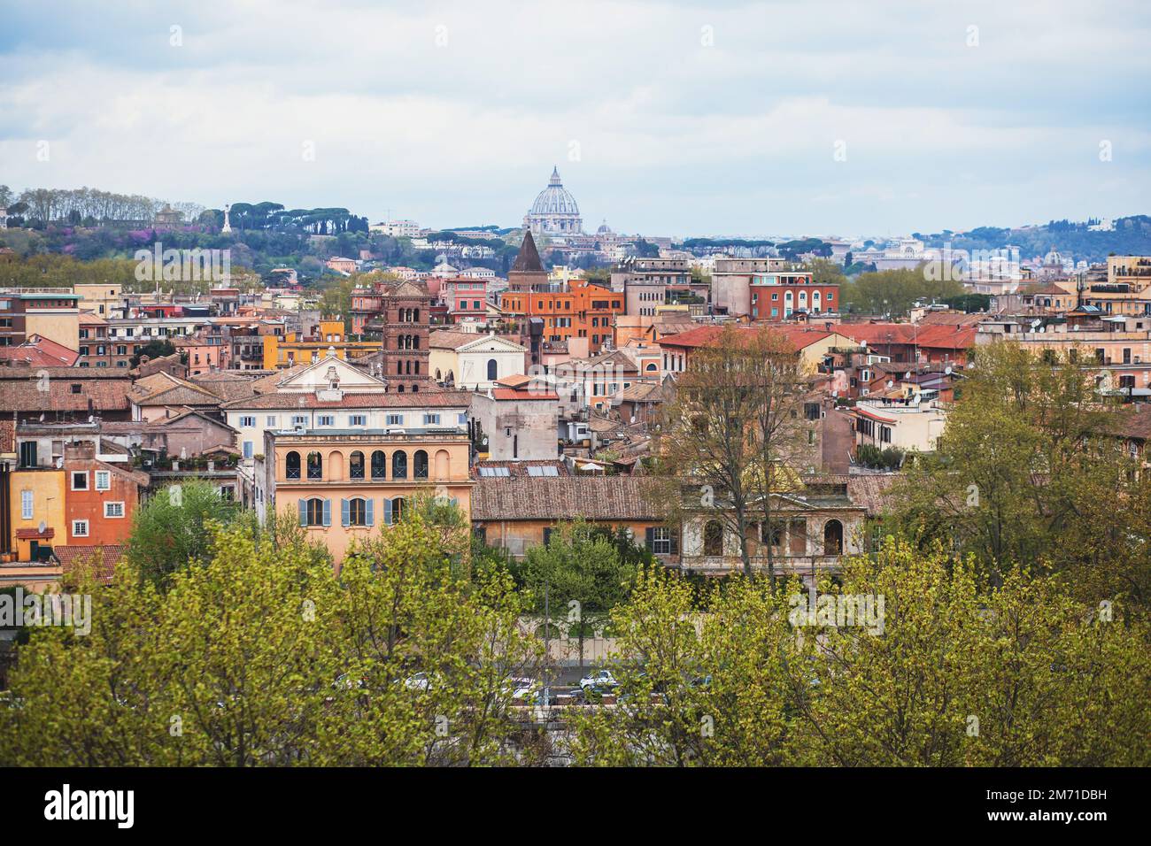 Panorama de Rome, Lazio, Italie, belle vue panoramique dynamique d'été large de Rome et du Vatican, avec cathédrale, paysage urbain et paysage au-delà de la ville, Banque D'Images