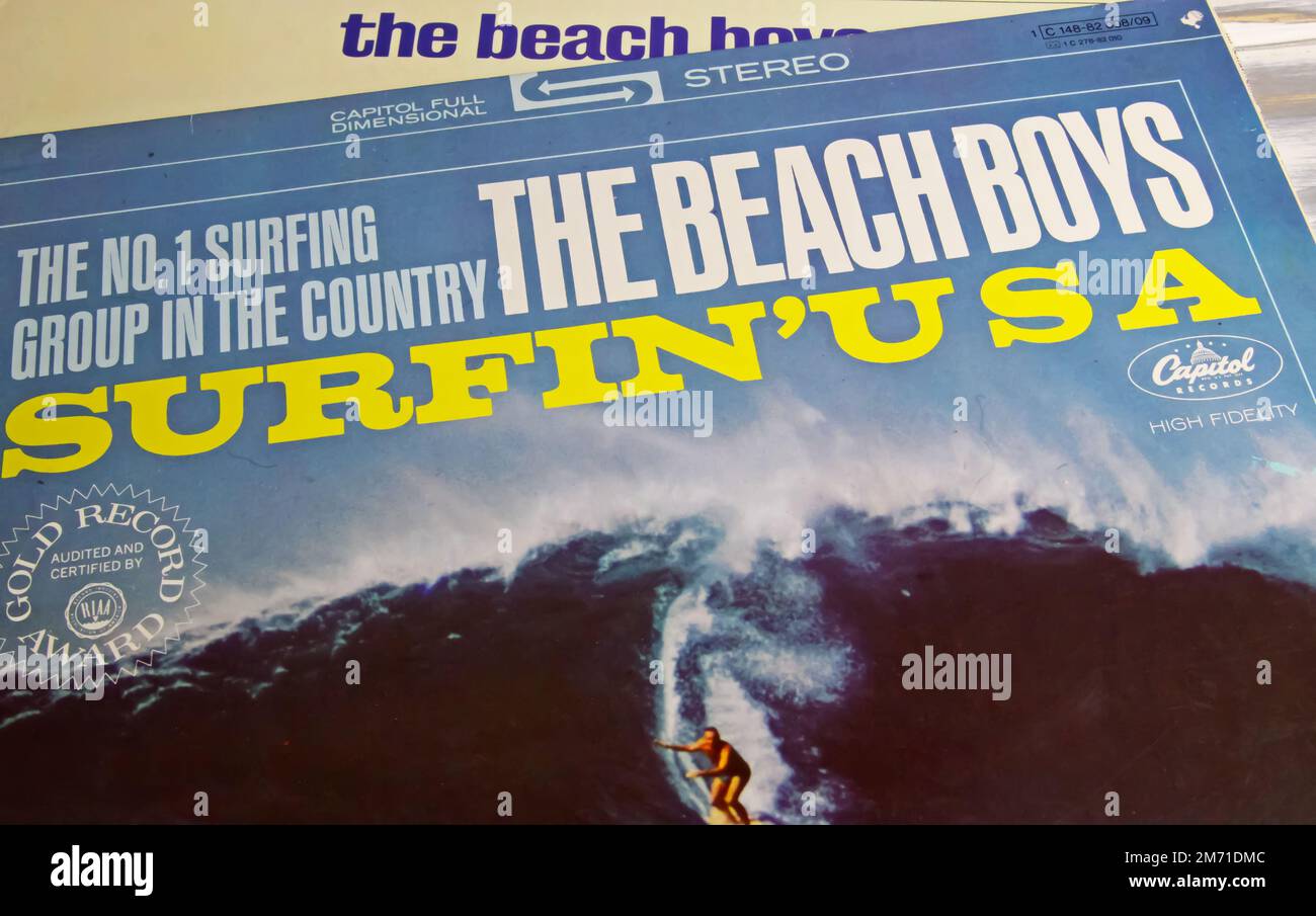 Viersen, Allemagne - 9 mai. 2022: Gros plan de vinyle album couverture surfin USA du groupe de garçons de plage Banque D'Images