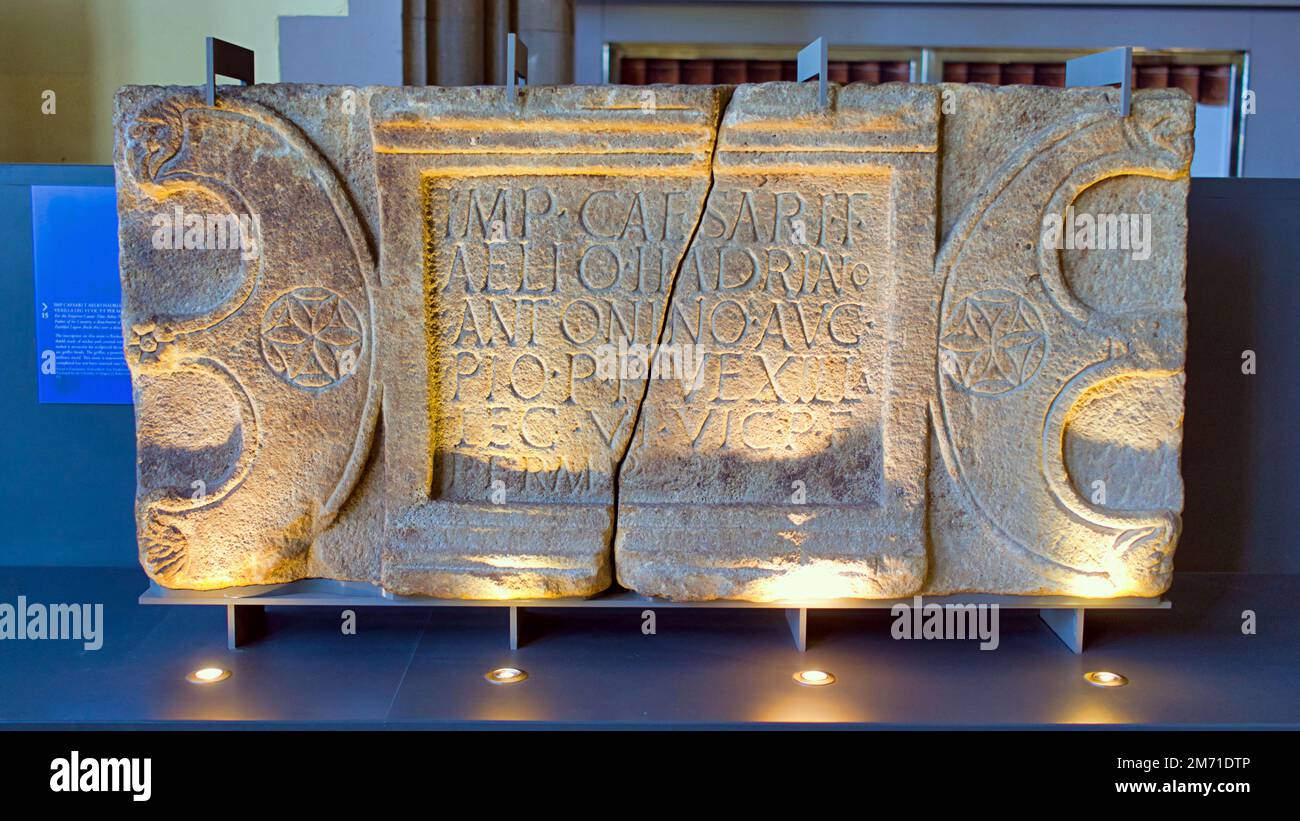 Pierre d'Eastermains originale utilisée dans les monuments de reproduction sur le mur une des cinq dalles de distance sculptées par les Romains LE HUNTÉRIEN, l'Anton Banque D'Images