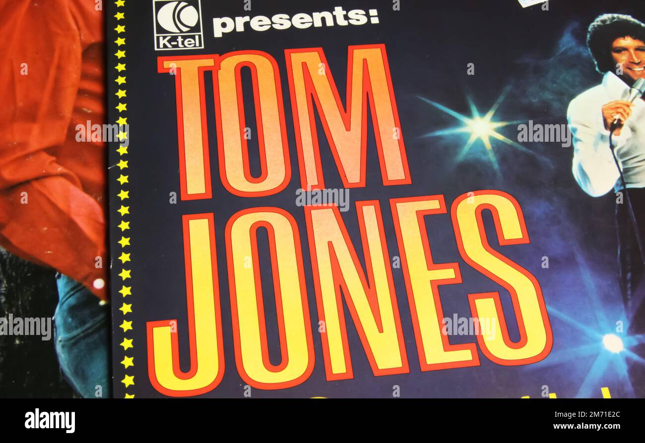 Viersen, Allemagne - 9 mai. 2022: Gros plan de la couverture de disque vinyle du chanteur Tom Jones Banque D'Images