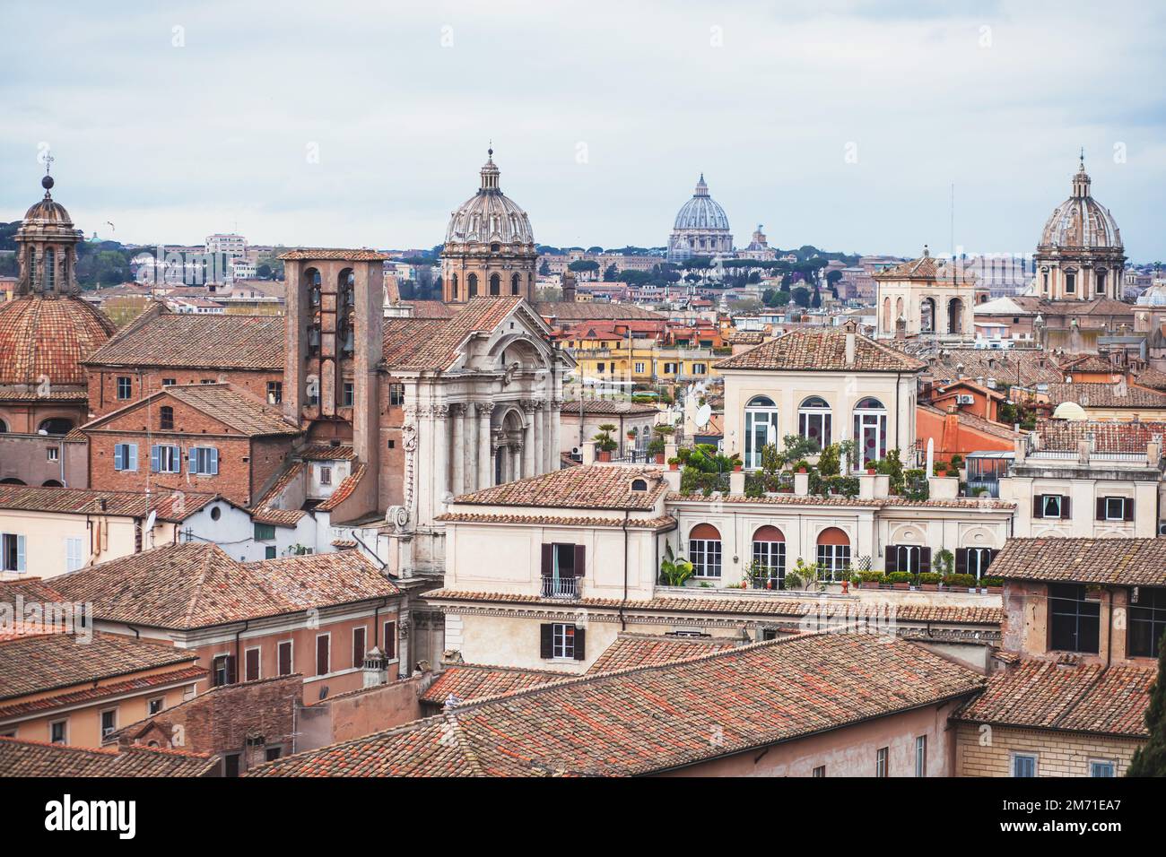 Panorama de Rome, Lazio, Italie, belle vue panoramique dynamique d'été large de Rome et du Vatican, avec cathédrale, paysage urbain et paysage au-delà de la ville, Banque D'Images