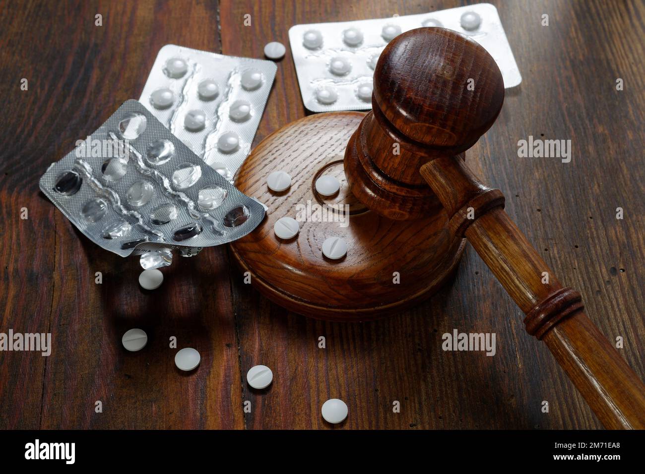Droit en médecine. Jugez le gavel et les pilules sur un fond en bois. Concept de droit médical et de crimes médicaux Banque D'Images