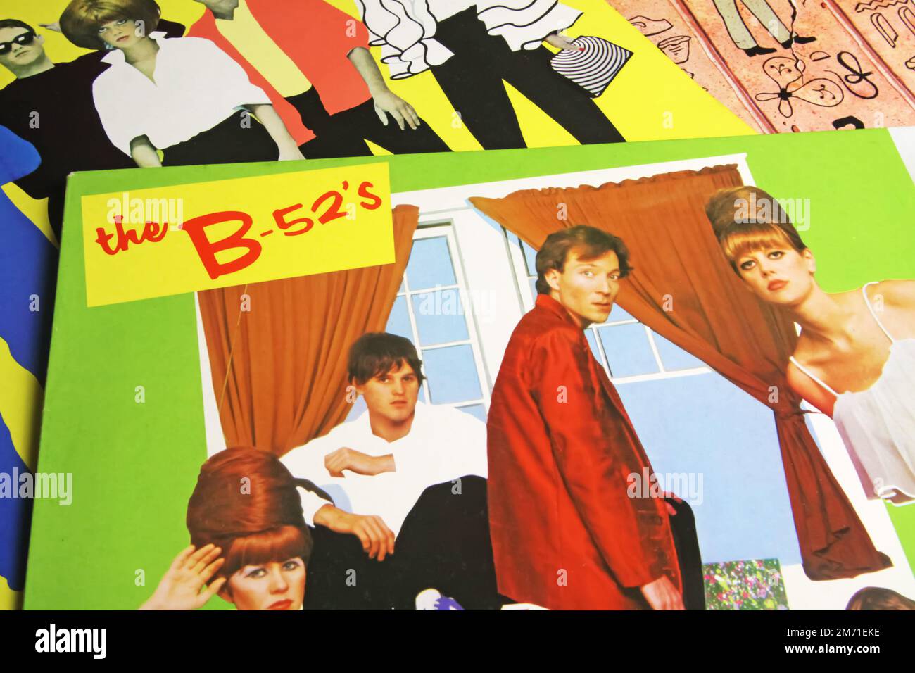 Viersen, Allemagne - 9 mai. 2022: Gros plan des couvertures de disques en vinyle coloré fantaisie de la bande B-52s du 80s Banque D'Images